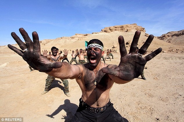 Binh si Iraq luyen tap trong gian kho de chong lai IS hinh anh