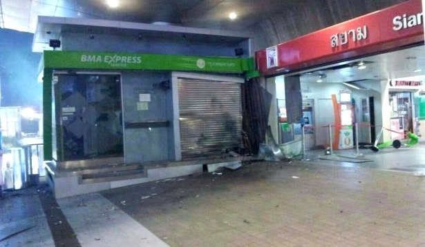 Hai quả bom nổ khá gần lối vào