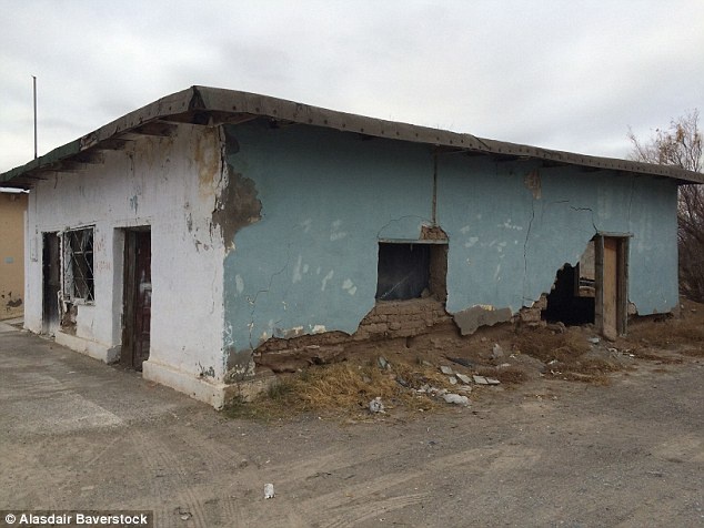 Phần lớn cửa hàng, công ty trong thành phố Pradexis Guadalupe đóng cửa suốt cả năm.