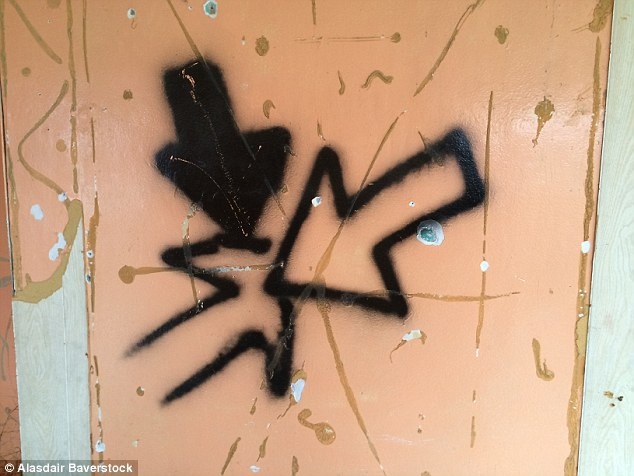 Ý nghĩa của hình vẽ trên tường này là: Một tên tội phạm (mũi tên đen) đã giết hai người (mũi tên trắng) tại vị trí ấy.