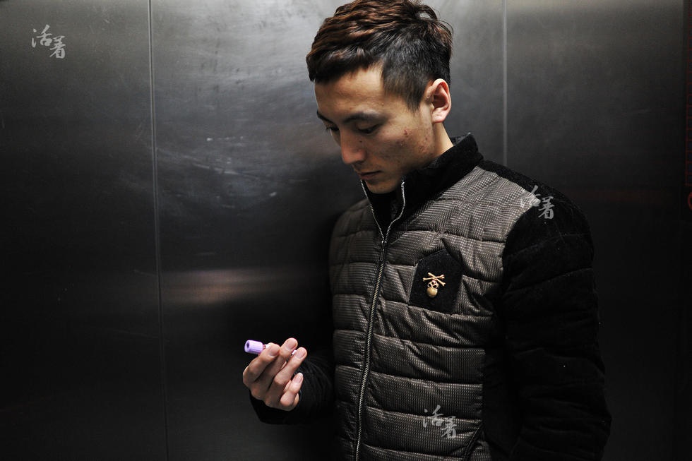 Pan nhìn ống nghiệm chứa máu của Liu, tên bạn gái anh. Nhân viên y tế phải xét nghiệm máu của Liu hàng ngày.