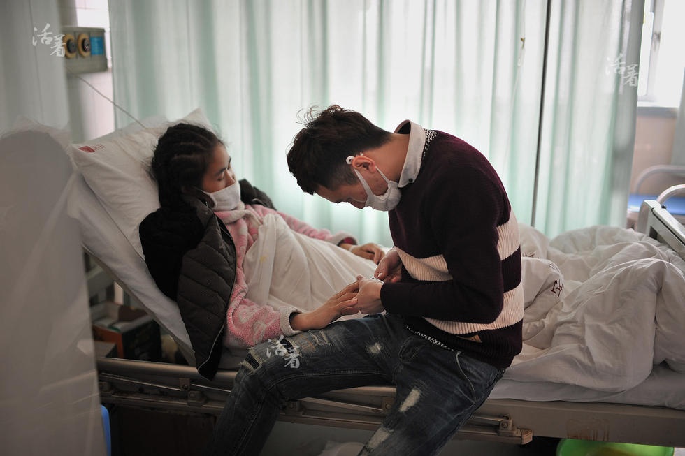 Anh cắt móng tay cho Kiu.