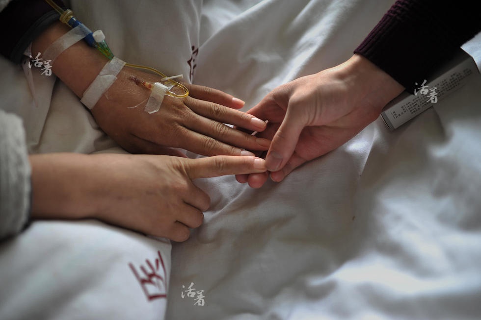 Vì bệnh thiếu máu, bàn tay của Liu không còn giống bàn tay của một cô gái đôi mươi. Chi phí điều trị bệnh cho cô khá lớn.