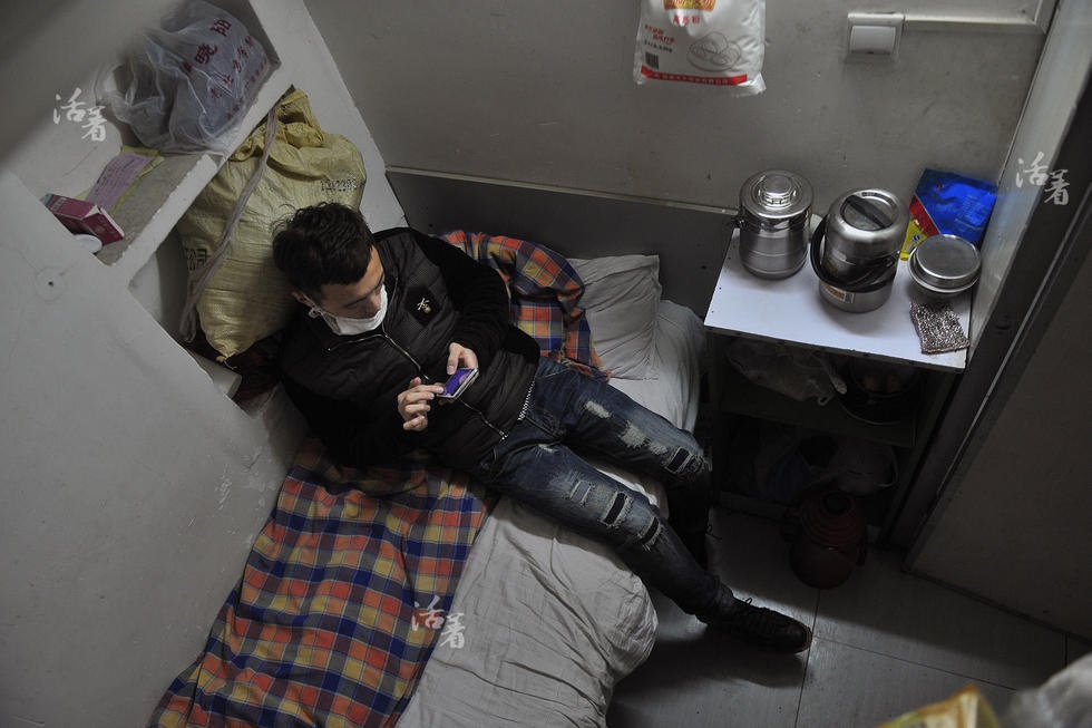 Pan thuê một phòng có diện tịch khoảng 4 m2 ngay trước bệnh viện để anh có thể nấu cơm cho Liu hàng ngày.