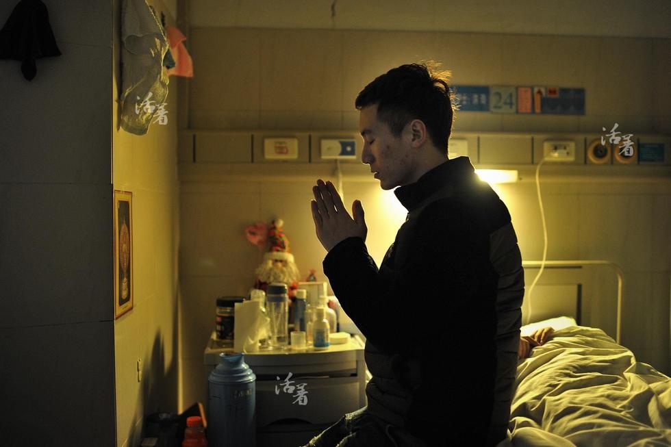 Cầu nguyện để Liu khỏi bệnh là việc Pan thực hiện hàng ngày.