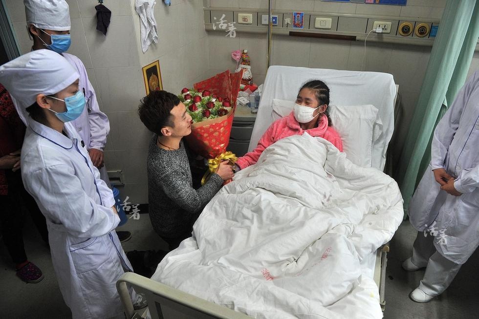 Một hôm, trước sự chứng kiến của các y tá, Pan cầm một bó hoa, quỳ xuống và cầu hôn Liu bên giường bệnh.