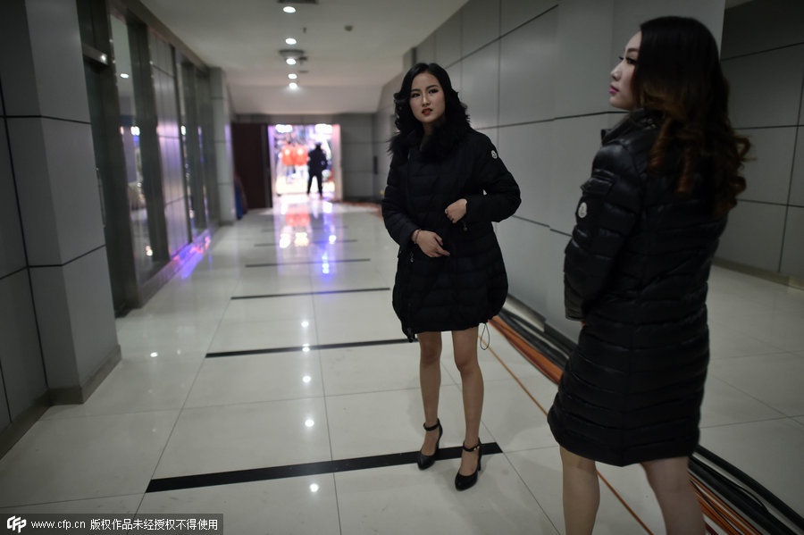 Trong hành lang của võ đài, người ta thấy hai cô gái mặc áo khoác nhưng để chân trần. Họ phải chịu đựng giá rét để tạo hình ảnh trẻ trung, hấp dẫn trước mắt khán giả.