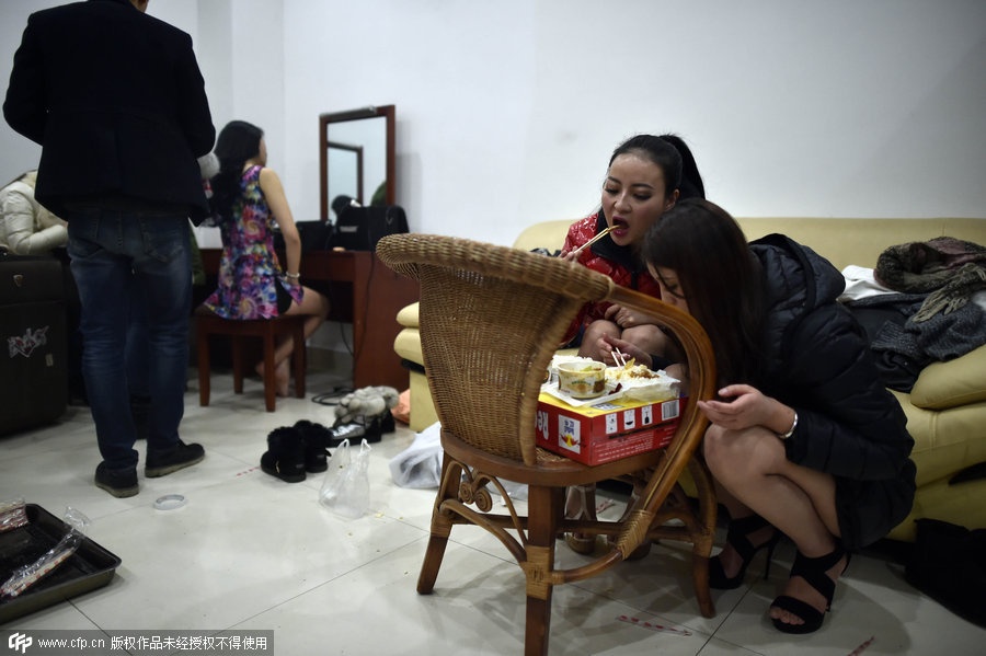 Các cô gái ăn bữa tối nhẹ trong phòng thay đồ. 