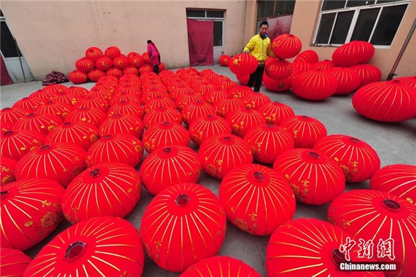 Lang nghe den long ngap sac do trong ngay giap Tet hinh anh