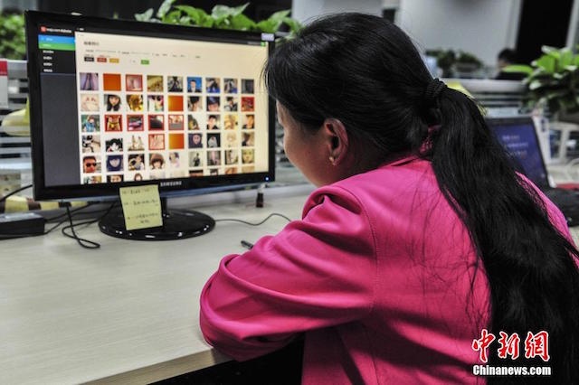 Cong viec hang ngay cua nguoi don anh khieu dam tren mang hinh anh