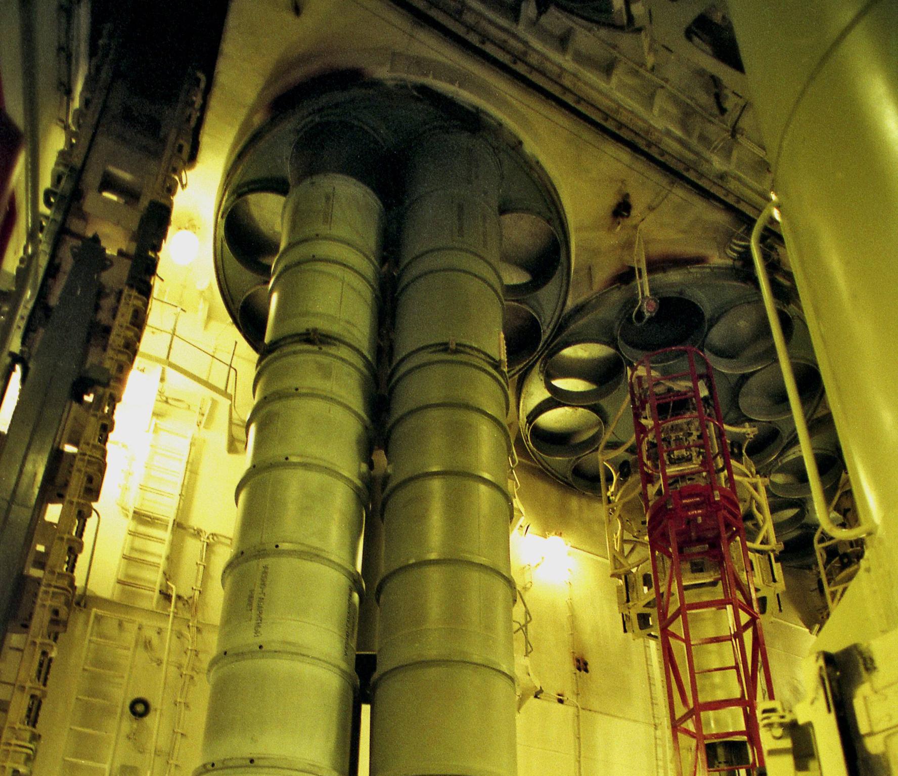 Tên lửa phòng không S-300F(SA-N-6 Grumble) là biến thể sử dụng trên tàu chiến của hệ thống phòng không S-300. Hệ thống phòng không này có thể tiêu diệt mục tiêu ở cự ly 5-150 km, tầm cao 10-27.000 mét. 