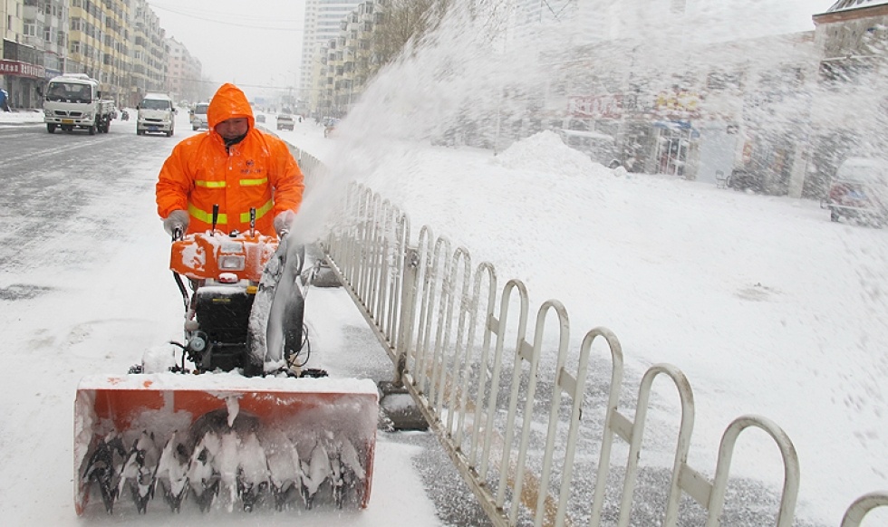 Công nhân vệ sinh đường phố thường xuyên phải làm việc vất vả nhưng chỉ nhận mức lương thấp. Ảnh: Xinhua