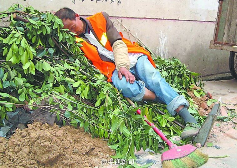 Người dân Trung Quốc thường coi khinh những công nhân vệ sinh, thậm chí tấn công và giết họ. Ảnh: Chinasmack