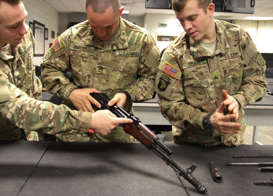 Linh My hoc cach su dung AK-47 hinh anh