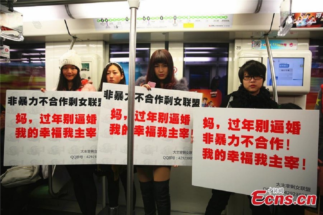 Dịp nghỉ tế là thời điểm các bậc cha mẹ thường sắp xếp để con họ gặp gỡ đối tượng qua mai mối và ép con kết hôn.