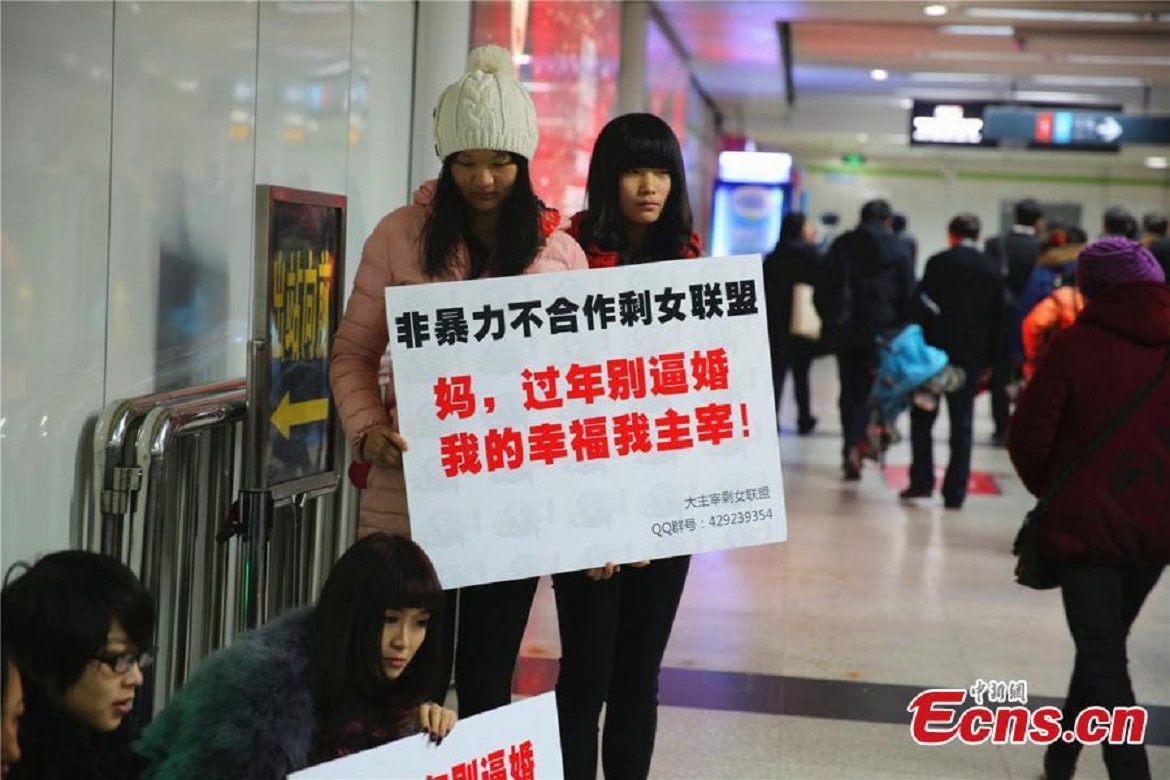 Các cô gái trẻ thường phản cảm trước sự sắp xếp của cha mẹ và thường lấy lý do bận công việc để trốn tránh.