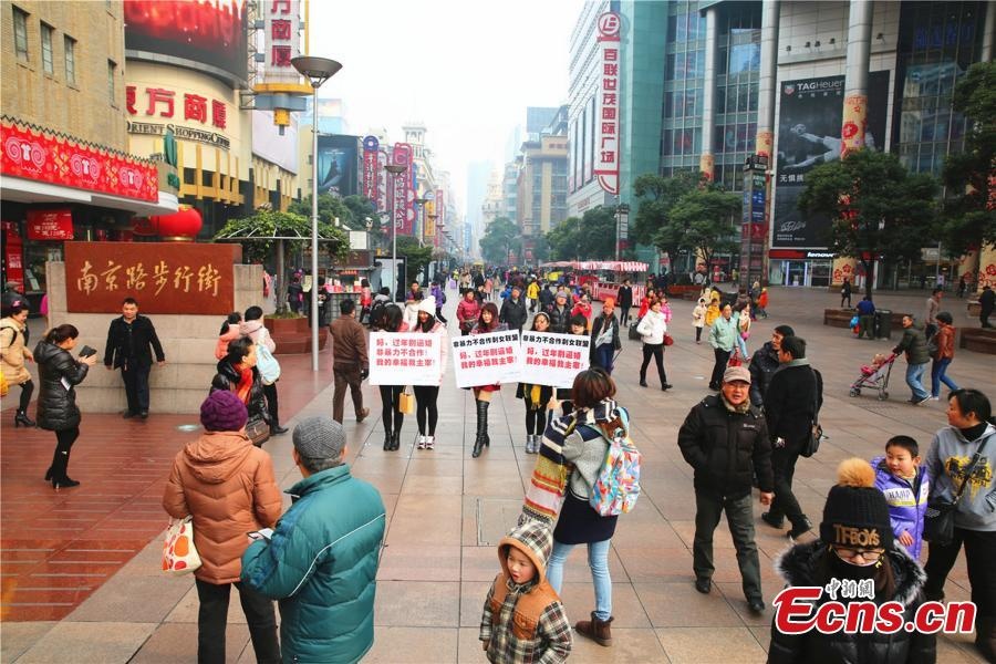 Trong những ngày nghỉ Tết, họ rảnh rỗi đồng nghĩa với việc áp lực kết hôn cũng tăng cao.