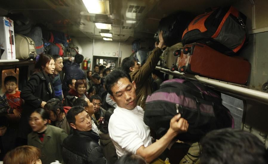 Какое время в китае. Китайские мигранты. Миграция Китая. Китайские вокзалы в китайский новый год. Китайцы наступают.