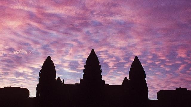 Campuchia bat 2 thieu nu My khoa than o khu den linh thieng hinh anh