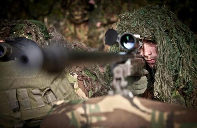 Linh ban tia Anh hoc cach doi pho IS hinh anh