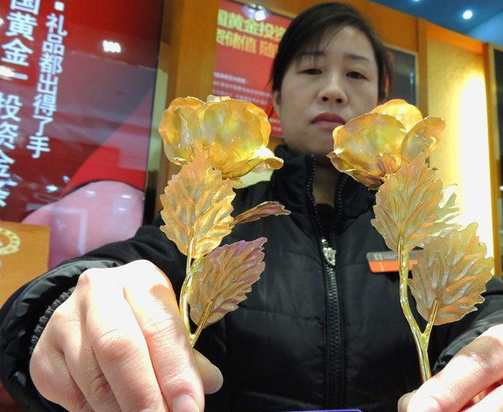 Hoa hong bang vang danh cho doi lua trong ngay Valentine hinh anh