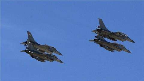 UAE ho tro mot phi doi F-16 cho Jordan hinh anh