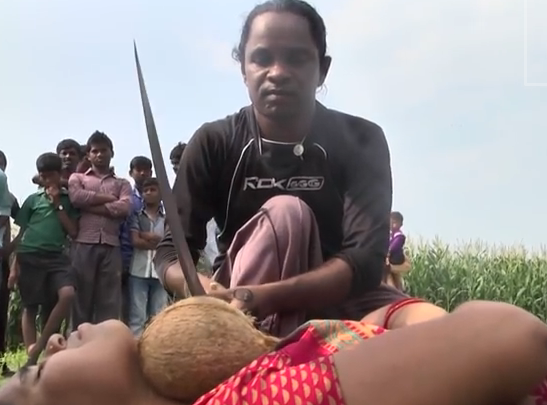 Nguoi phu nu trinh dien man chem dua tren co hinh anh