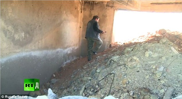 Một nhóm phóng viên của RT phát hiện nồng độ phóng xạ trong một mỏ uranium gần làng Kalachi cao gấp 16 lần so với mức bình thường trên mặt đất. Ảnh: RT