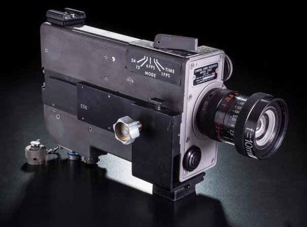 Máy camera ghi hình cảnh tượng Neil Armstrong bước từ khoang đổ bộ xuống bề mặt của mặt trăng. Ảnh: NASA