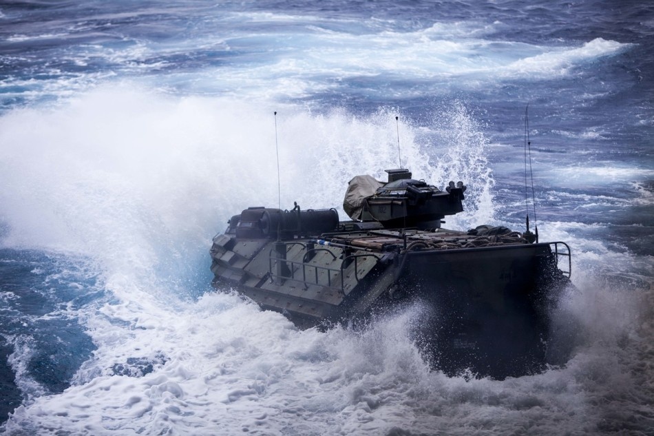 Xe thiet giap AAV trinh dien ky nang loi nuoc hinh anh