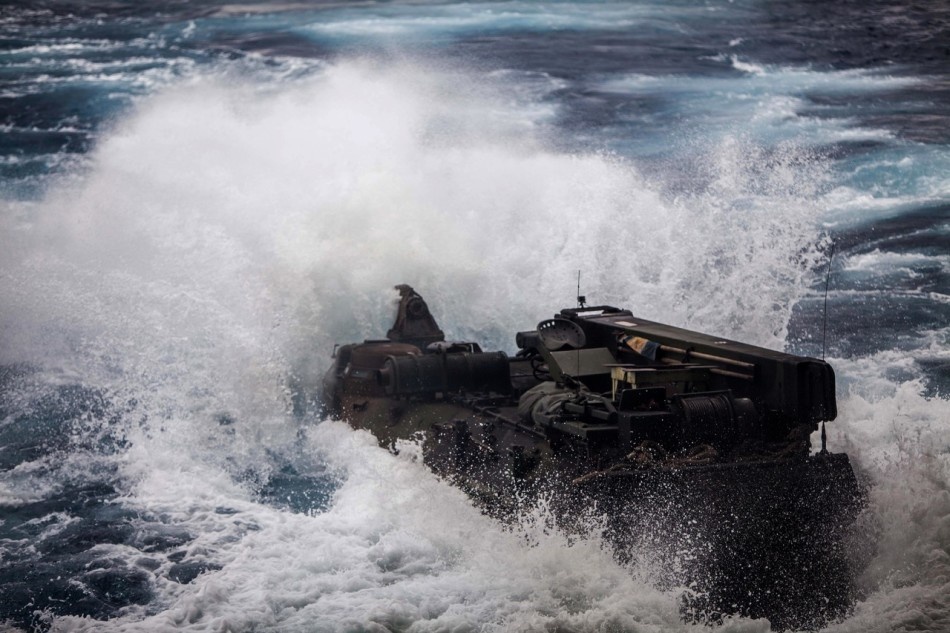 Xe thiet giap cho quan re nuoc lao len bo hinh anh