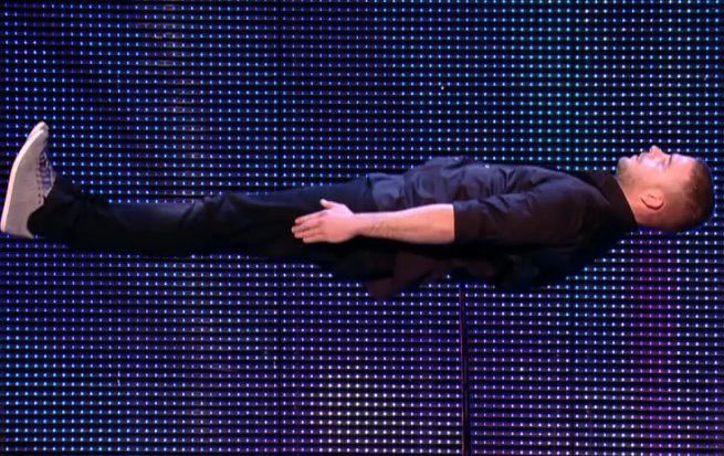 Nha ao thuat gia chet voi man dam kiem qua bung hinh anh