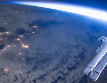 Ngam binh minh va cuc quang tren dia cau tu vu tru hinh anh