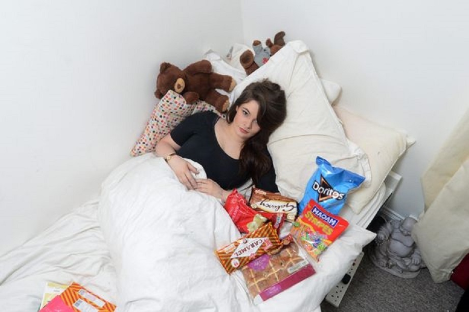 Nu sinh mac hoi chung an trong luc ngu hinh anh