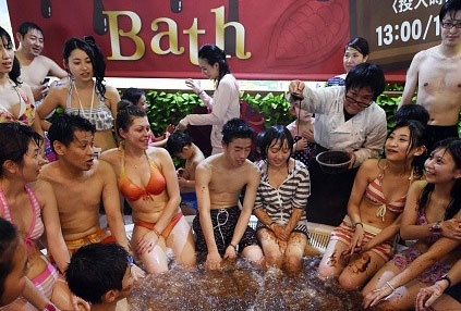 Nam thanh nu tu tam chocolate mung Le tinh nhan hinh anh