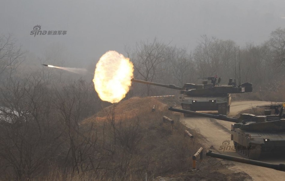 Xe tang Han Quoc nha dan gan khu phi quan su hinh anh