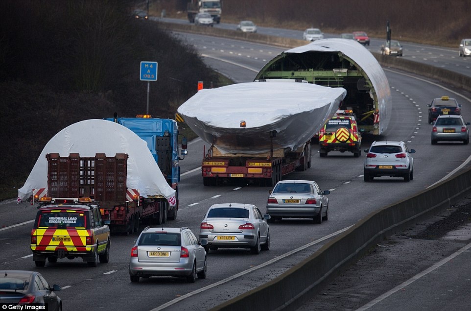 Canh van chuyen may bay bang xe tai tren duong pho nuoc Anh hinh anh