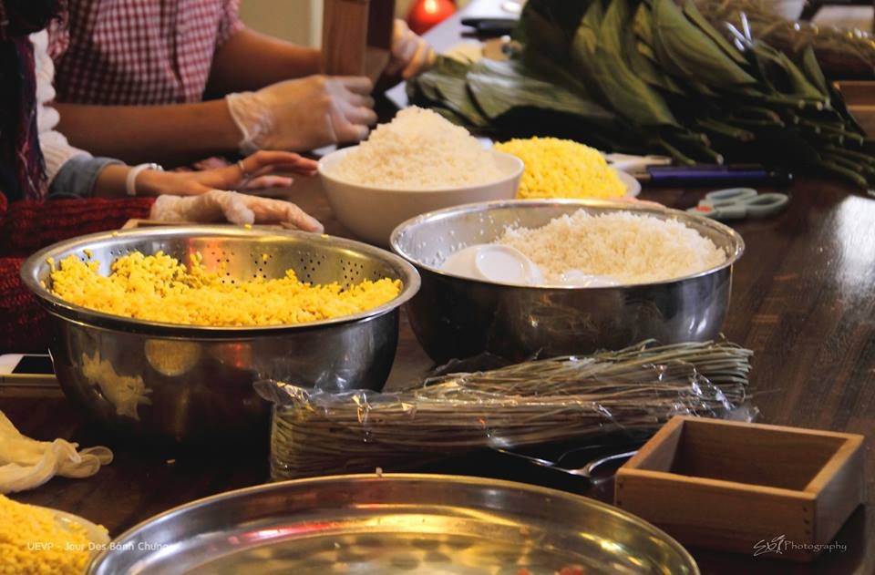 Các bạn sinh viên đi chợ và lựa chọn nguyên liệu để gói bánh.