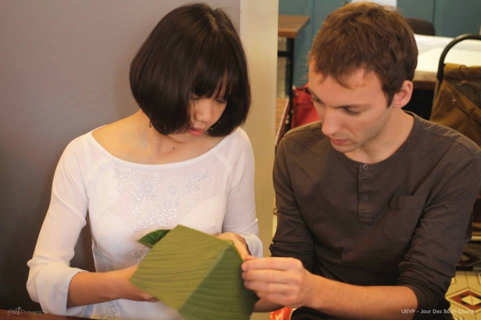 Ngày Gói bánh chưng cũng là dịp để các bạn trẻ nước ngoài khám phá văn hóa, phong tục ngày Tết của Việt Nam.