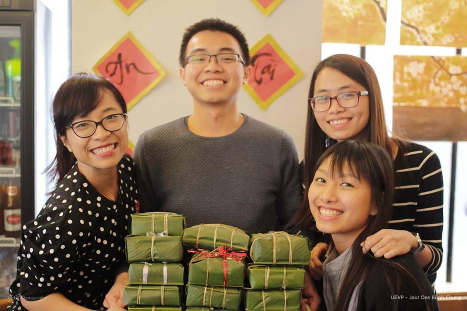 Sinh vien Viet tai Paris goi banh chung de don Tet hinh anh