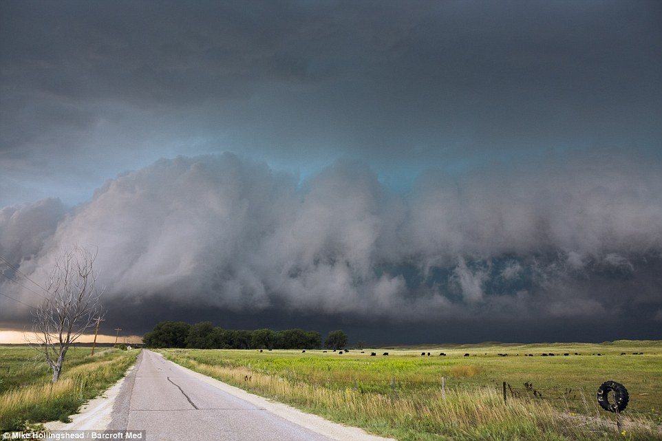 Hai cơn bão sát nhập với nhau để tàn phá thành phố Valentine, bang Nebraska.