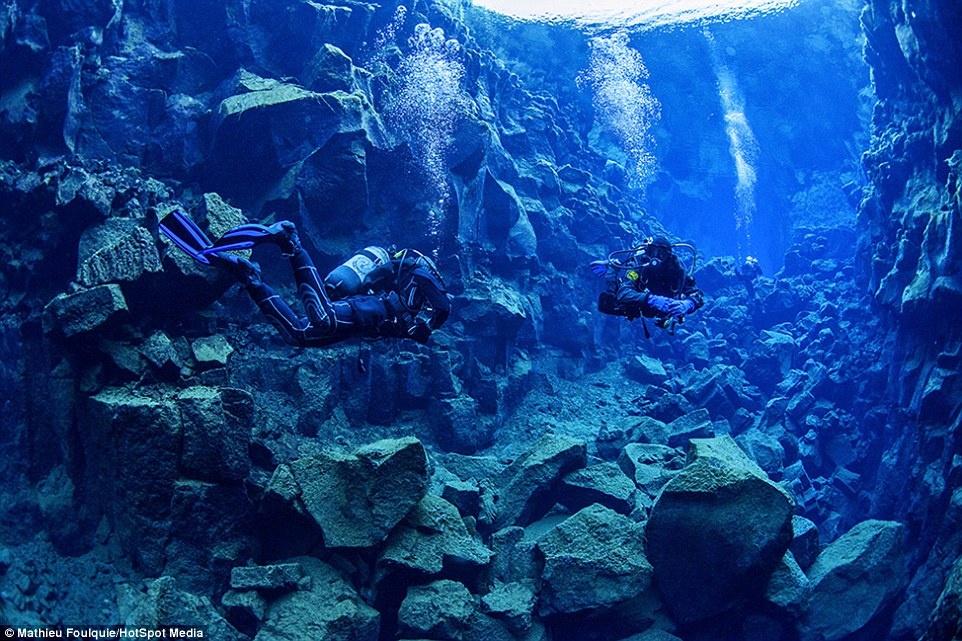 Canh tuong sieu thuc trong khe nut giua hai luc dia hinh anh