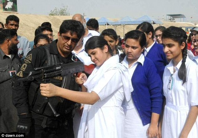 Pakistan day hoc sinh ky nang chong khung bo hinh anh