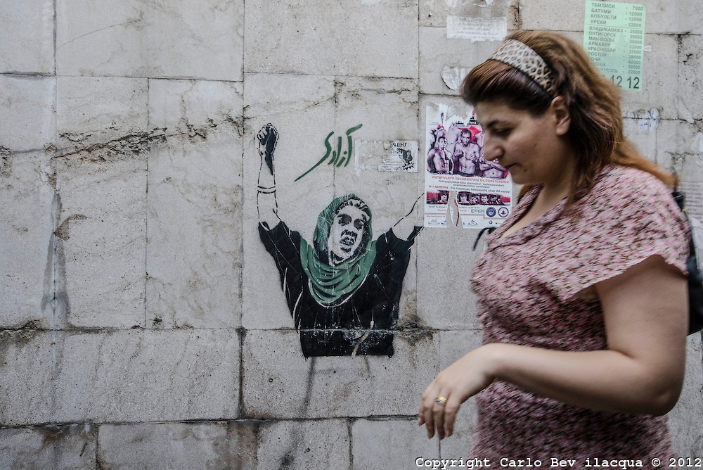 Noi kho cua phu nu trong nhung thanh pho vang dan ong (ky 2) hinh anh