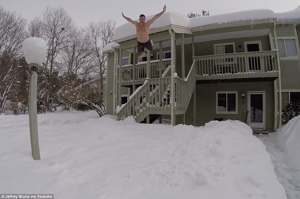 Nhiều người coi việc nhảy từ cửa sổ hay ban công xuống đống tuyết là một thú tiêu khiển