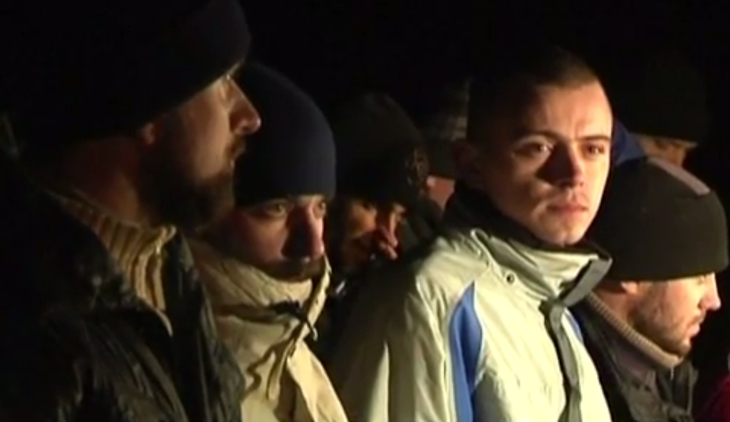 Quan doi Ukraine va phe ly khai trao doi tu binh hinh anh