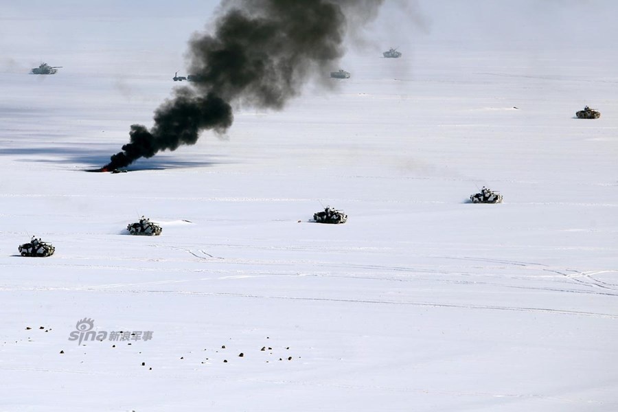 Xe tang, ten lua nha dan trong tuyet hinh anh