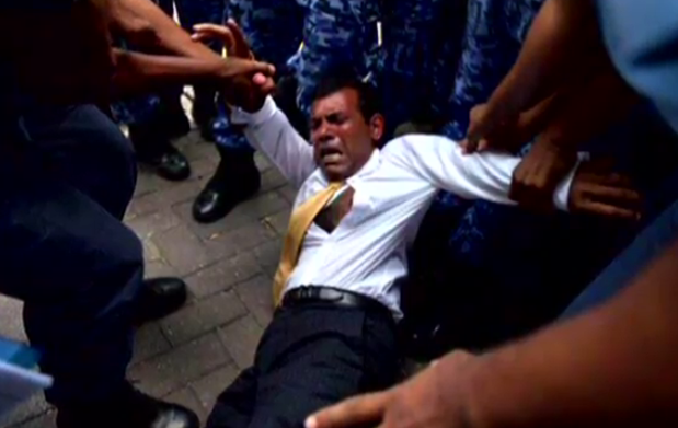 Canh sat keo le cuu tong thong vao toa an hinh anh