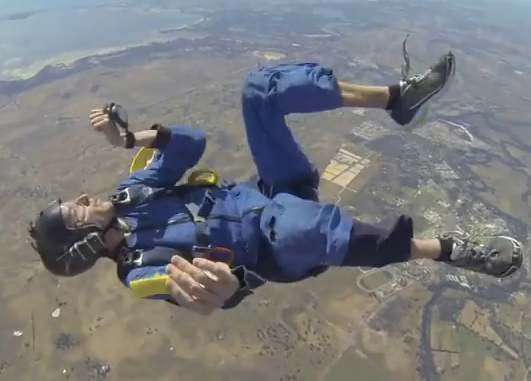 Van dong vien nhay du co giat giua troi hinh anh