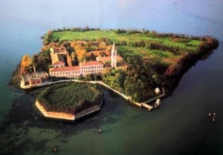 Tọa lạc ở phía bắc Italia, đảo Poveglia nổi tiếng là một “hòn đảo quỷ ám”. Câu chuyện về Poveglia bắt đầu từ thời La Mã khi hòn đảo là nơi các nạn nhân mắc dịch bệnh cách ly với con người khỏe mạnh. Nhiều thế kỷ sau, hàng ngàn người chết vì dịch hạch được gom xác vào những hố to trên đảo để thiêu đốt. Trong cơn hoảng loạn vì dịch bệnh lan tràn, người ta còn đưa cả những người có triệu chứng dịch bệnh nhẹ đến Poveglia để chôn sống. Theo truyền thuyết, hơn 160.000 nạn nhân đã bị thiêu vào thời kỳ đen tối đó. Ngày nay, hòn đảo không mở cửa chào đón cả dân địa phương và khách du lịch. Trong những năm gần đây, đội xây dựng của Italia đã cố gắng khôi phục lại nơi này nhưng đều bị dừng bất ngờ mà không biết lí do.
